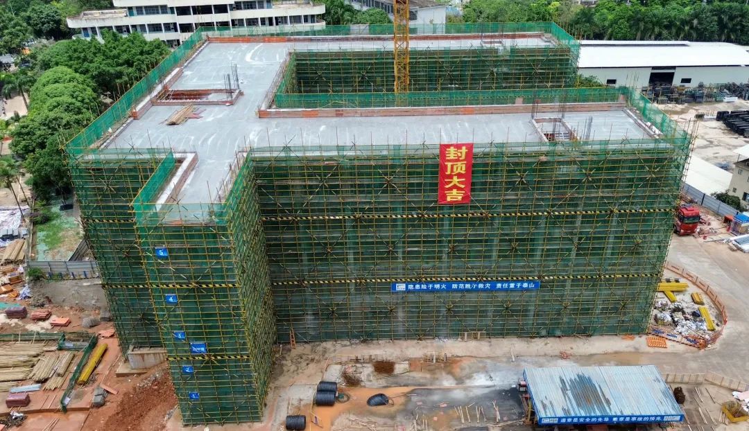 歷時73天！南寧四十三中2#教學(xué)樓主體結(jié)構(gòu)順利封頂